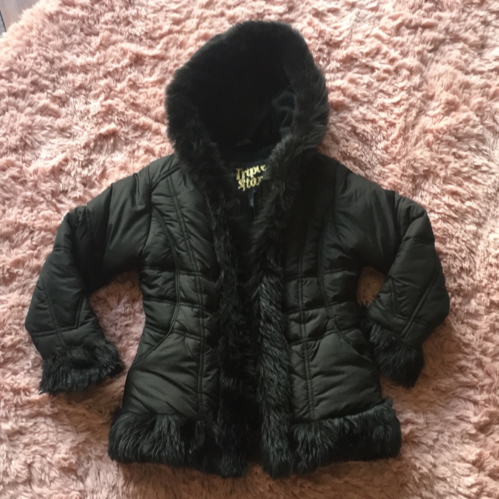 Super sassy girl’s black coat 🖤